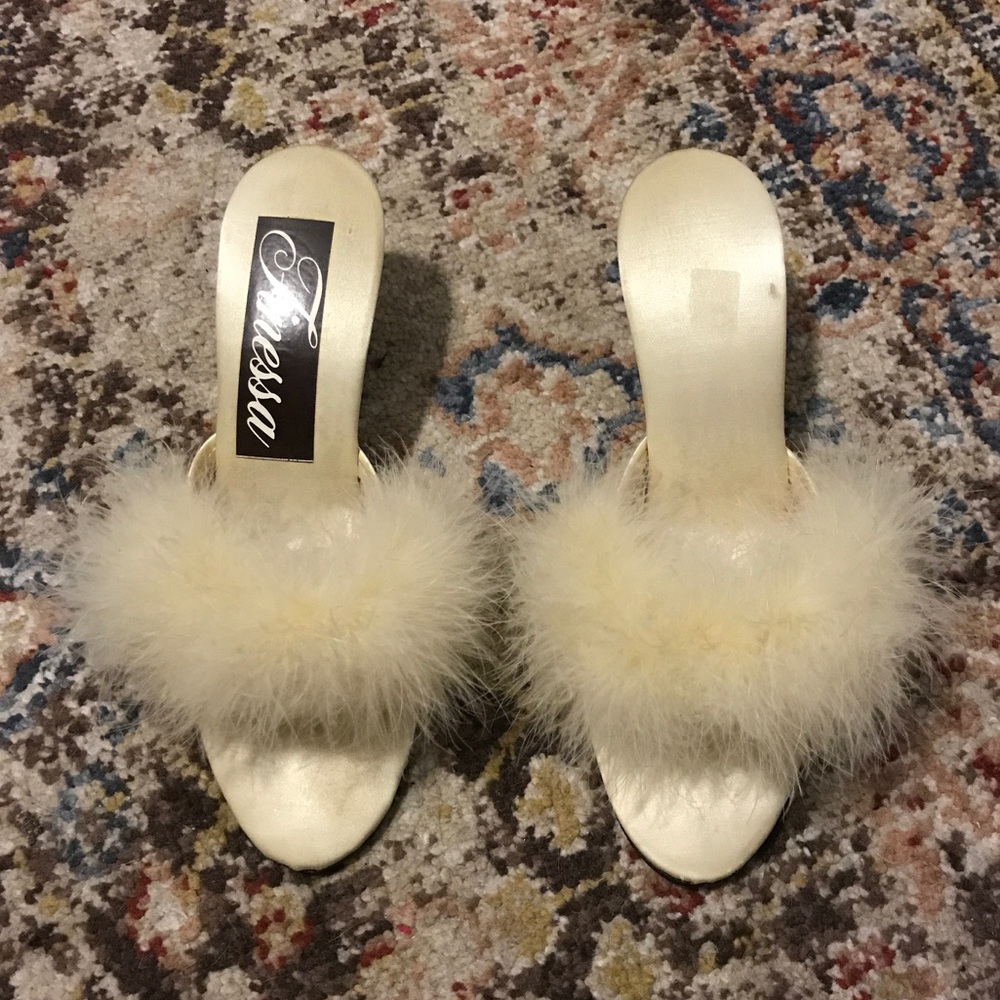 🐩 AMAZING VINTAGE FURRY HEELS 🐩